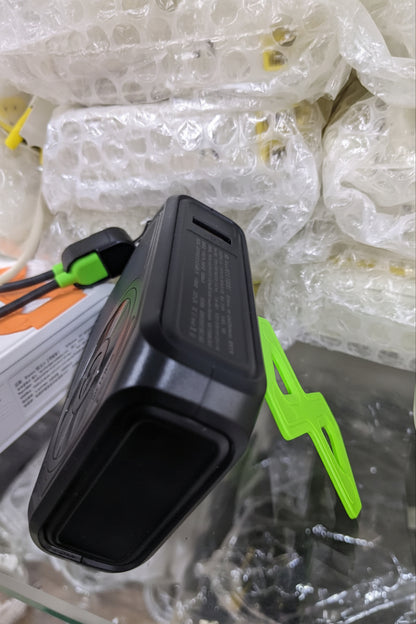 R07 10,000mAh 22.5W Fast Charging Powerbank with Built-in Cables & MagSafe